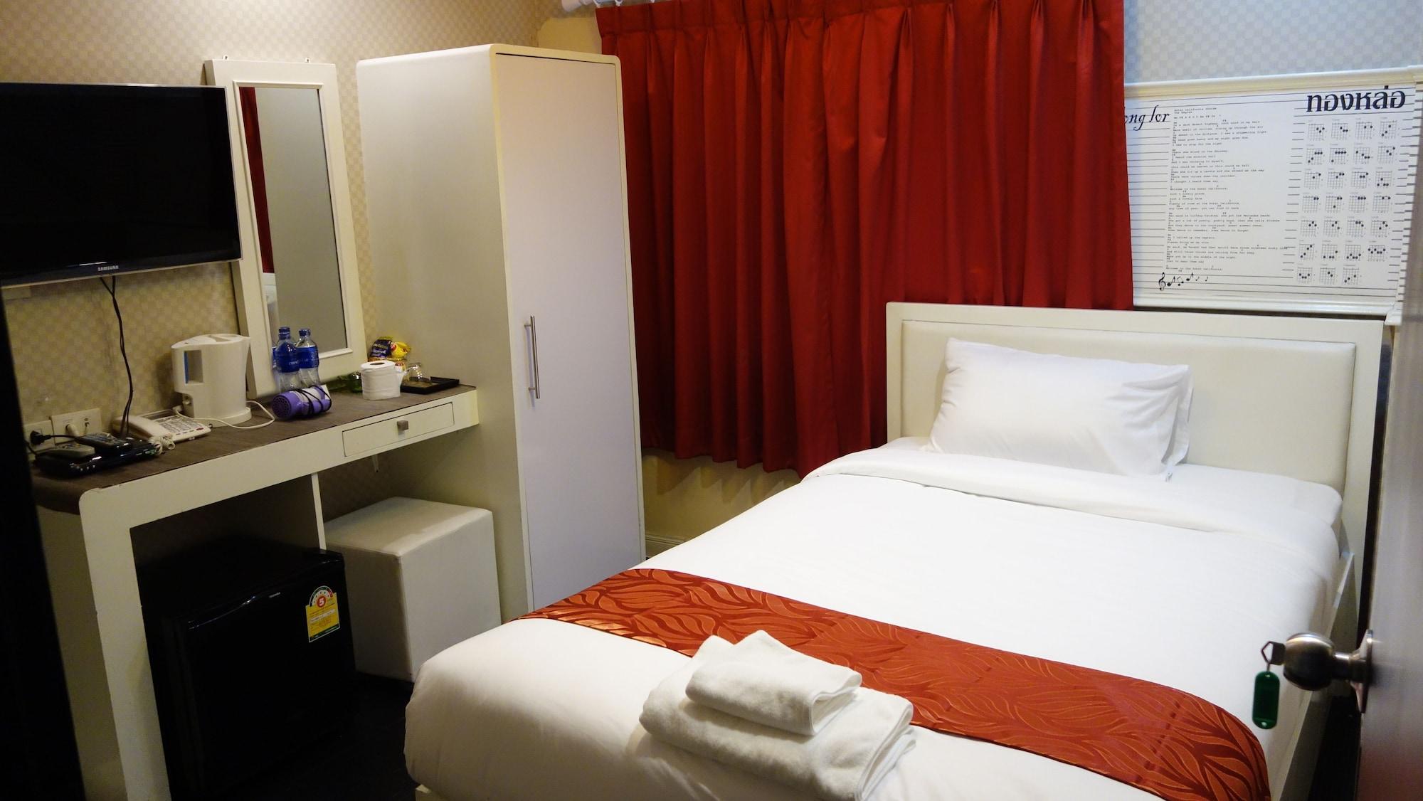 V30 Sukhumvit Hotel Bangkok Bagian luar foto