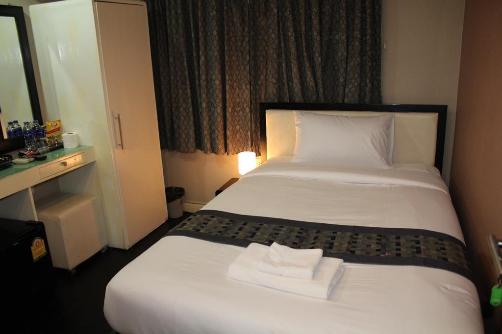 V30 Sukhumvit Hotel Bangkok Bagian luar foto